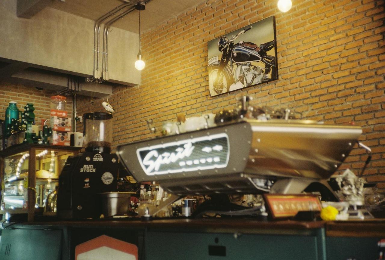 Labkoff Cafe And Hostel 칸차나부리 외부 사진