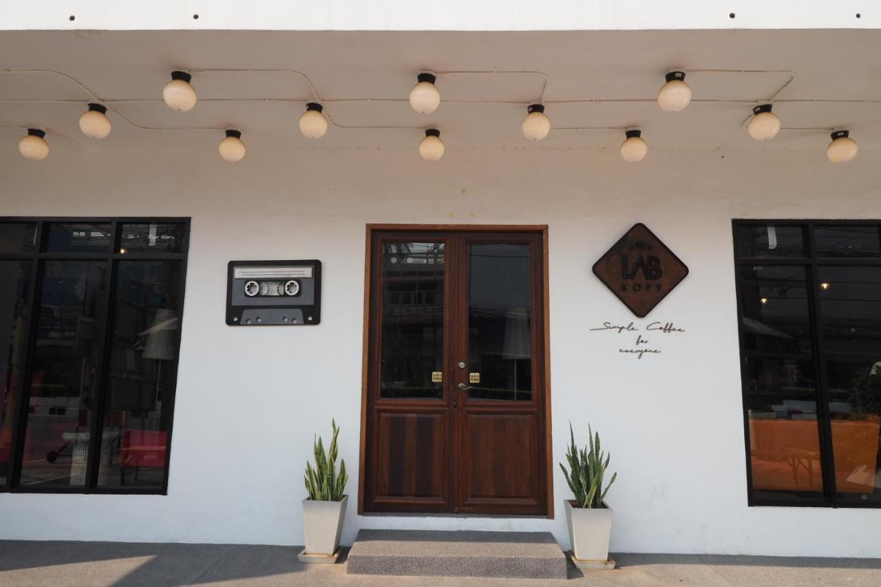 Labkoff Cafe And Hostel 칸차나부리 외부 사진
