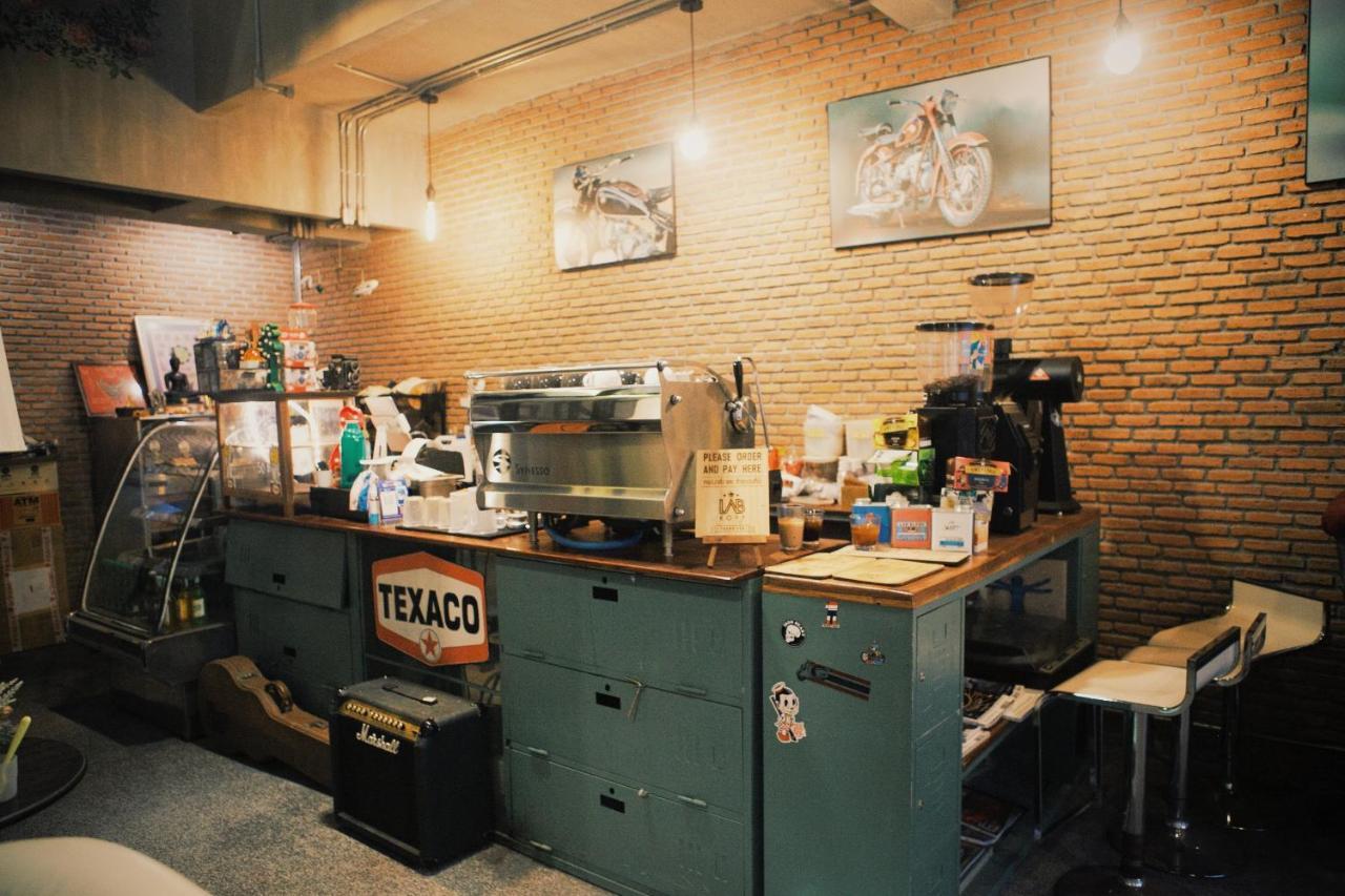 Labkoff Cafe And Hostel 칸차나부리 외부 사진