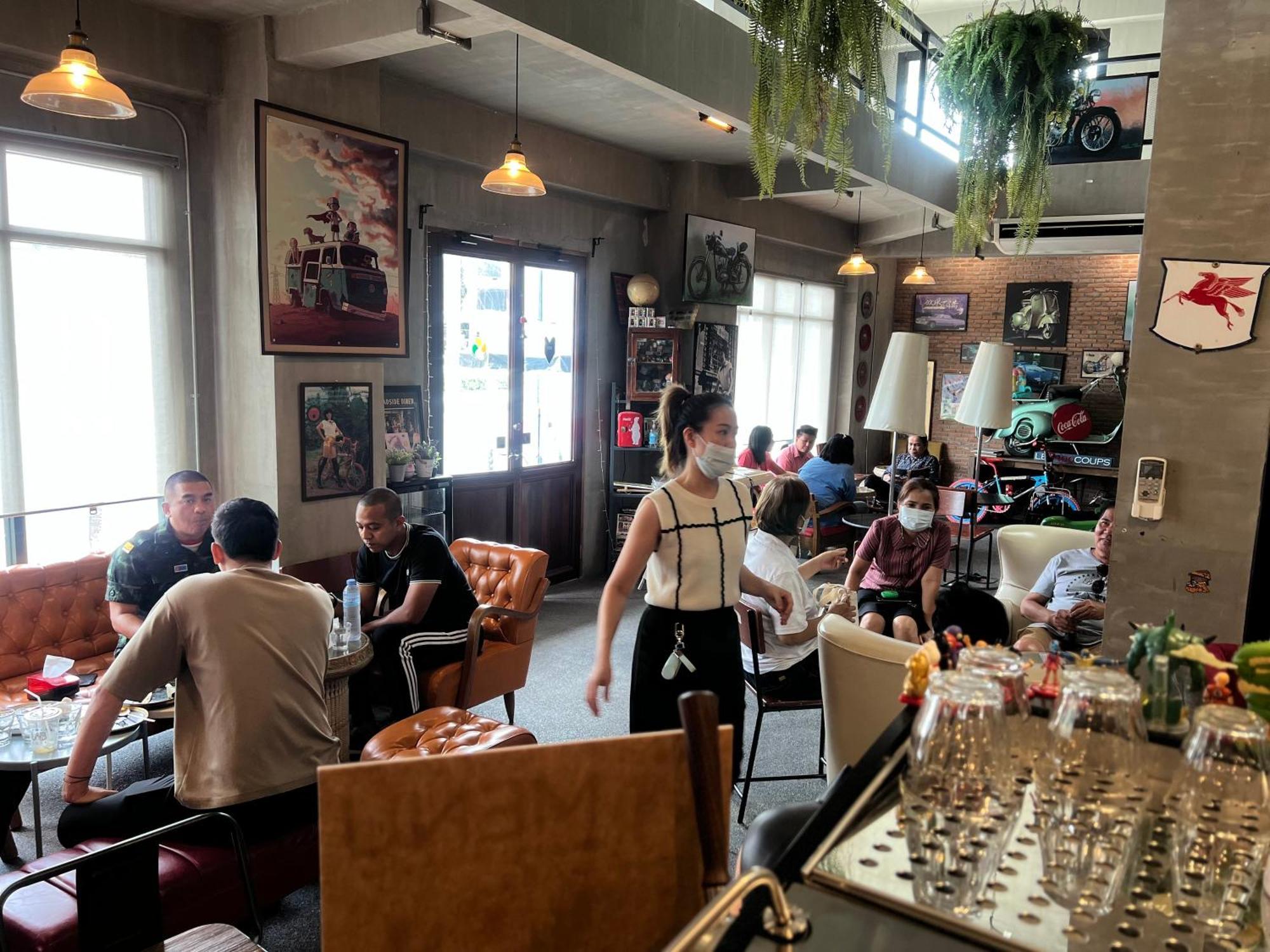 Labkoff Cafe And Hostel 칸차나부리 외부 사진